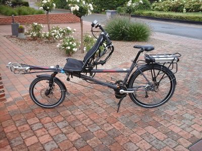 Elektrische duofiets voor een liggende en een zittende fietser.