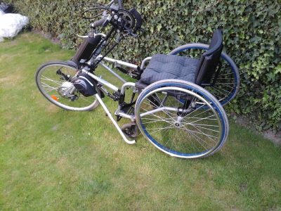 Rolstoel met hulpstuk wordt elektrisch ondersteunde handbike